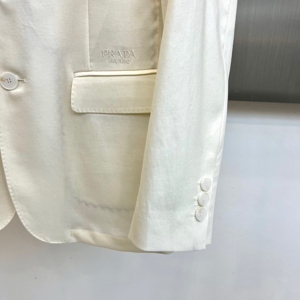 Prad普拉达、2026春夏新品便西，以利落剪裁重塑都市男士轻商务美学。经典西装廓形，搭配质感挺括面料，