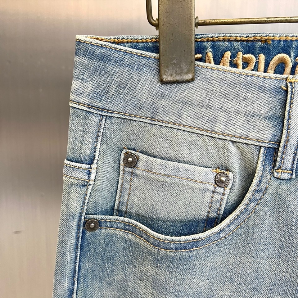 EmPorio Armani 阿玛尼、2026春夏男士牛仔裤，以精湛剪裁诠释意式优雅。款式采用经典五袋设