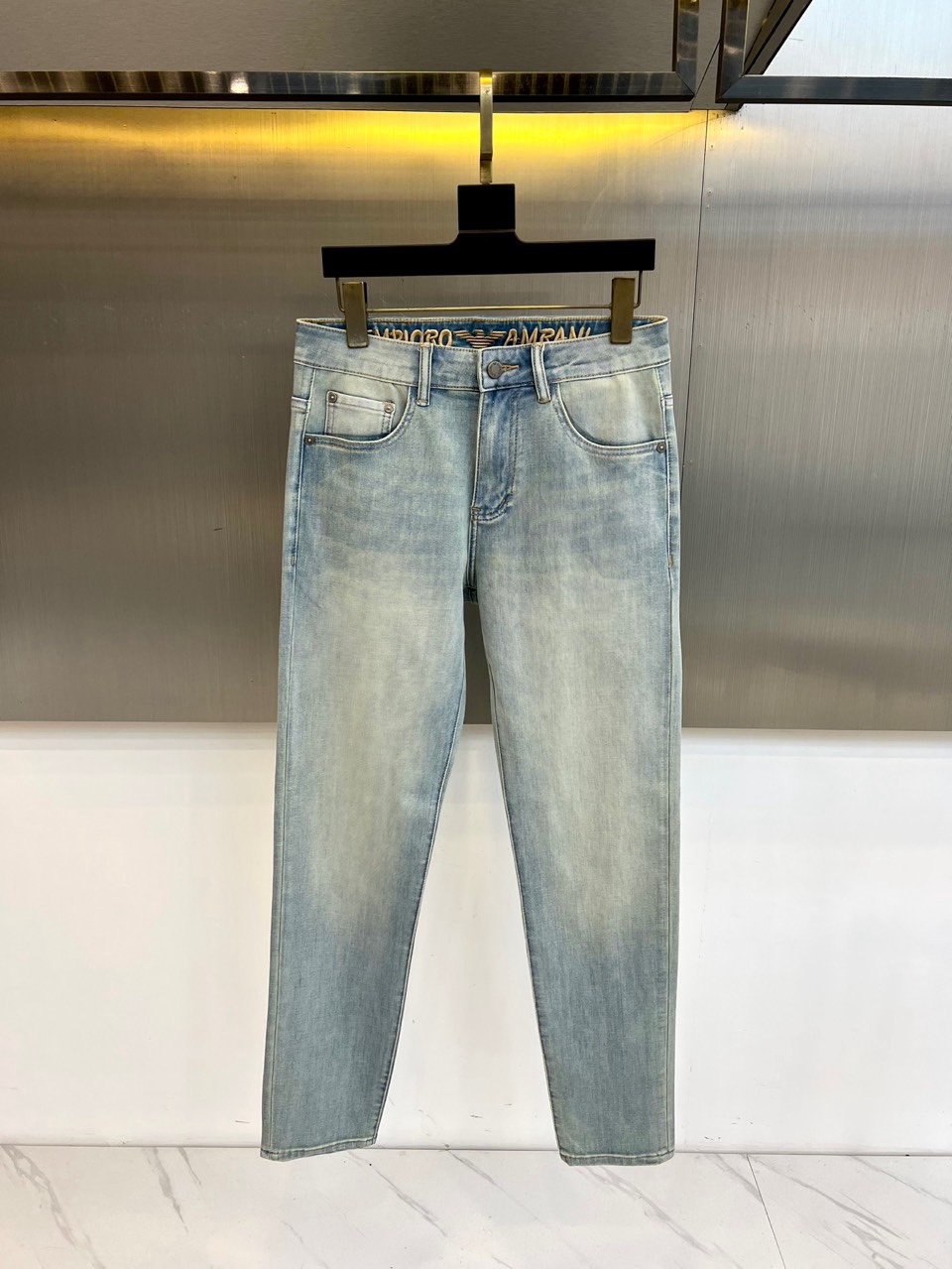 EmPorio Armani 阿玛尼、2026春夏男士牛仔裤，以精湛剪裁诠释意式优雅。款式采用经典五袋设