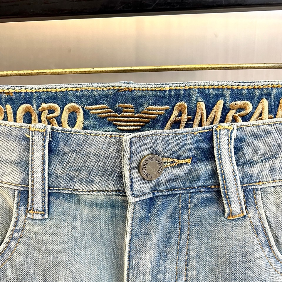 EmPorio Armani 阿玛尼、2026春夏男士牛仔裤，以精湛剪裁诠释意式优雅。款式采用经典五袋设