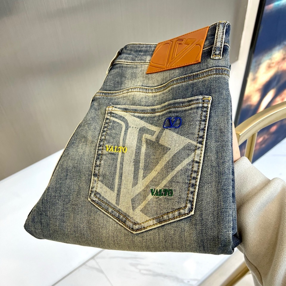 华伦天奴、2026春夏新品牛仔裤，以精湛工艺重塑丹宁风尚。款式采用经典五袋设计，修身剪裁精准勾勒腿部线条