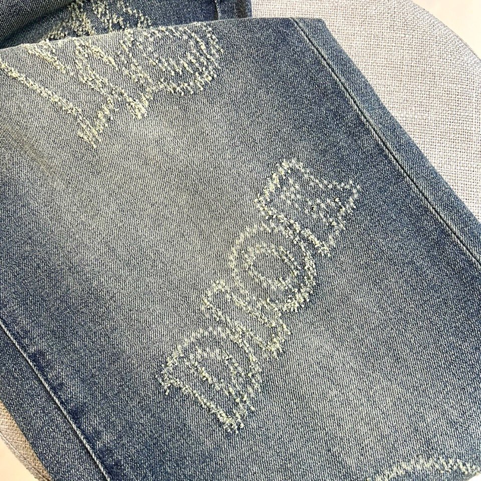 Dio迪奥、2026春夏新品牛仔裤，以潮流满印设计为视觉核心，裤身布满品牌标志性字母图案，做旧水洗工艺赋