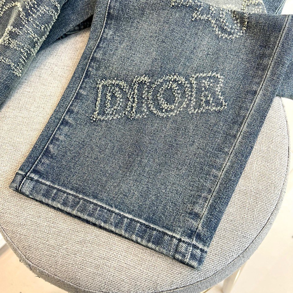 Dio迪奥、2026春夏新品牛仔裤，以潮流满印设计为视觉核心，裤身布满品牌标志性字母图案，做旧水洗工艺赋