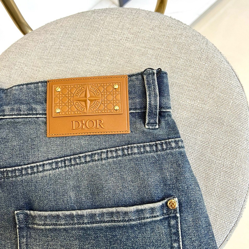 Dio迪奥、2026春夏新品牛仔裤，以潮流满印设计为视觉核心，裤身布满品牌标志性字母图案，做旧水洗工艺赋