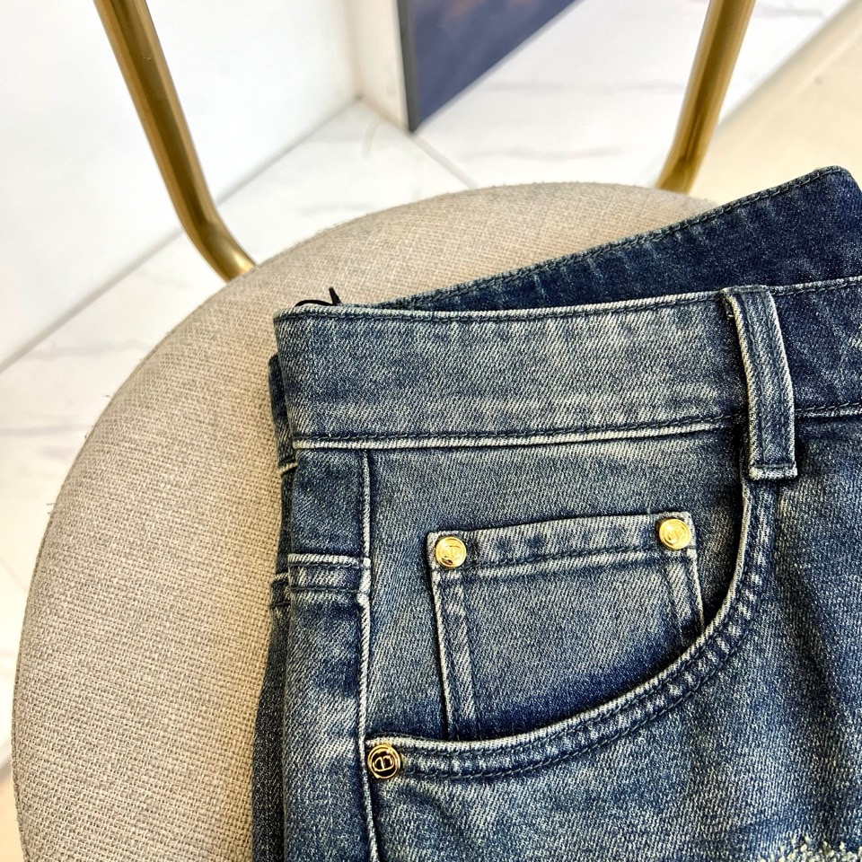 Dio迪奥、2026春夏新品牛仔裤，以潮流满印设计为视觉核心，裤身布满品牌标志性字母图案，做旧水洗工艺赋