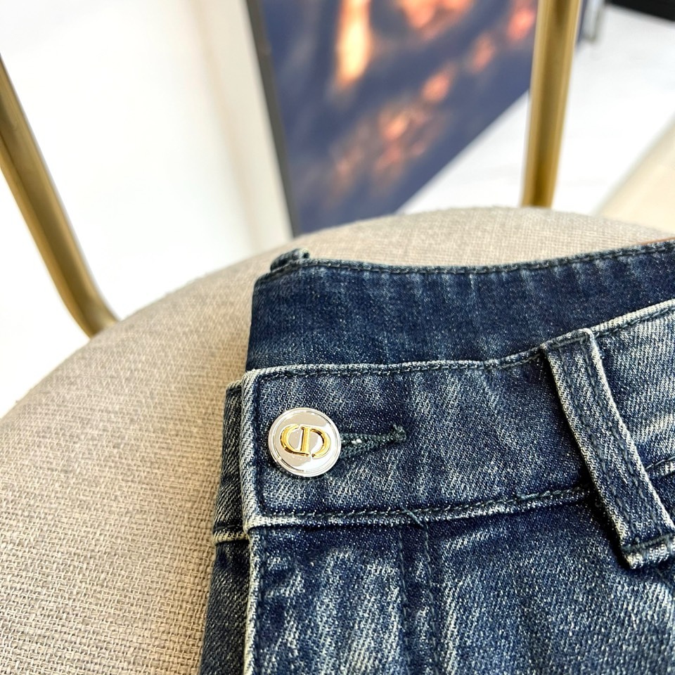 Dio迪奥、2026春夏新品牛仔裤，以潮流满印设计为视觉核心，裤身布满品牌标志性字母图案，做旧水洗工艺赋