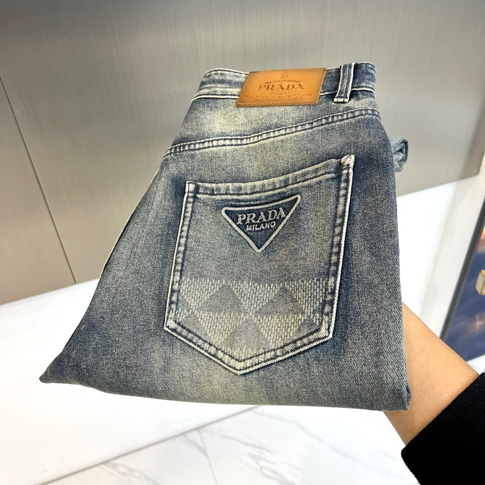 Prad普拉达、2026春夏新品牛仔裤，以经典PRADA三角标为设计灵魂，后袋精致立体压印搭配复古做旧水