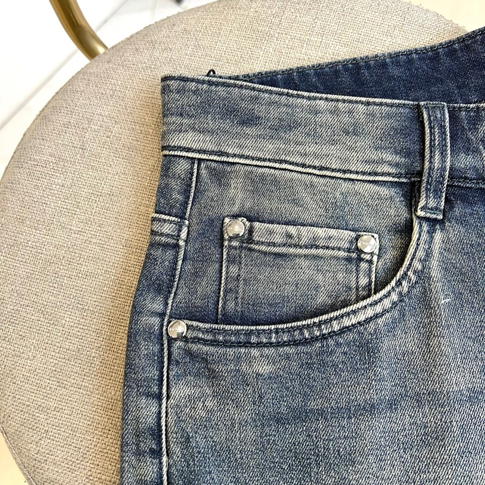 Prad普拉达、2026春夏新品牛仔裤，以经典PRADA三角标为设计灵魂，后袋精致立体压印搭配复古做旧水