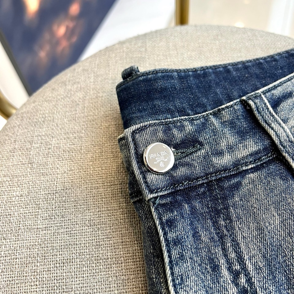 Prad普拉达、2026春夏新品牛仔裤，以经典PRADA三角标为设计灵魂，后袋精致立体压印搭配复古做旧水