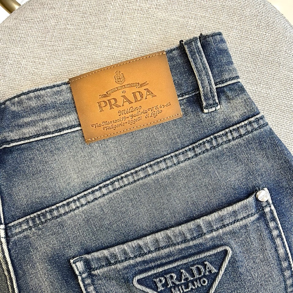 Prad普拉达、2026春夏新品牛仔裤，以经典PRADA三角标为设计灵魂，后袋精致立体压印搭配复古做旧水