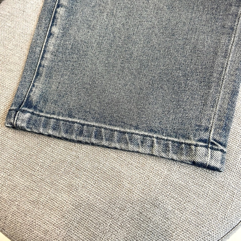 Prad普拉达、2026春夏新品牛仔裤，以经典PRADA三角标为设计灵魂，后袋精致立体压印搭配复古做旧水