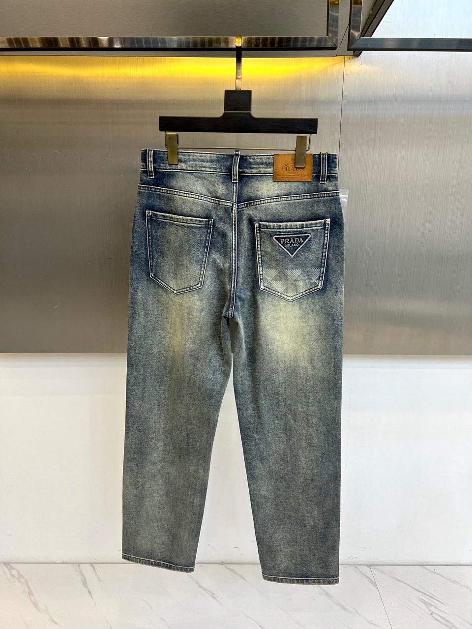 Prad普拉达、2026春夏新品牛仔裤，以经典PRADA三角标为设计灵魂，后袋精致立体压印搭配复古做旧水