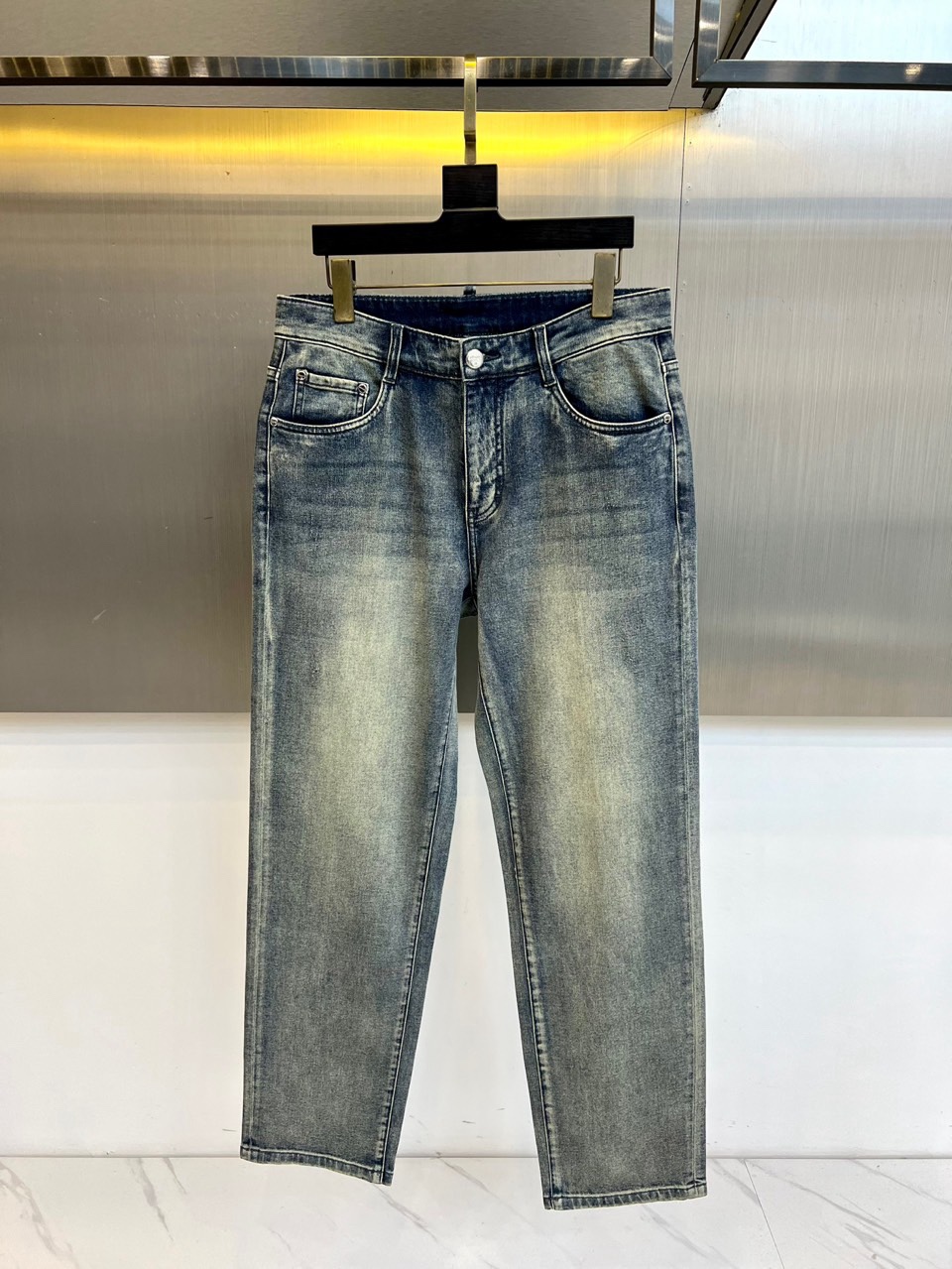 Prad普拉达、2026春夏新品牛仔裤，以经典PRADA三角标为设计灵魂，后袋精致立体压印搭配复古做旧水