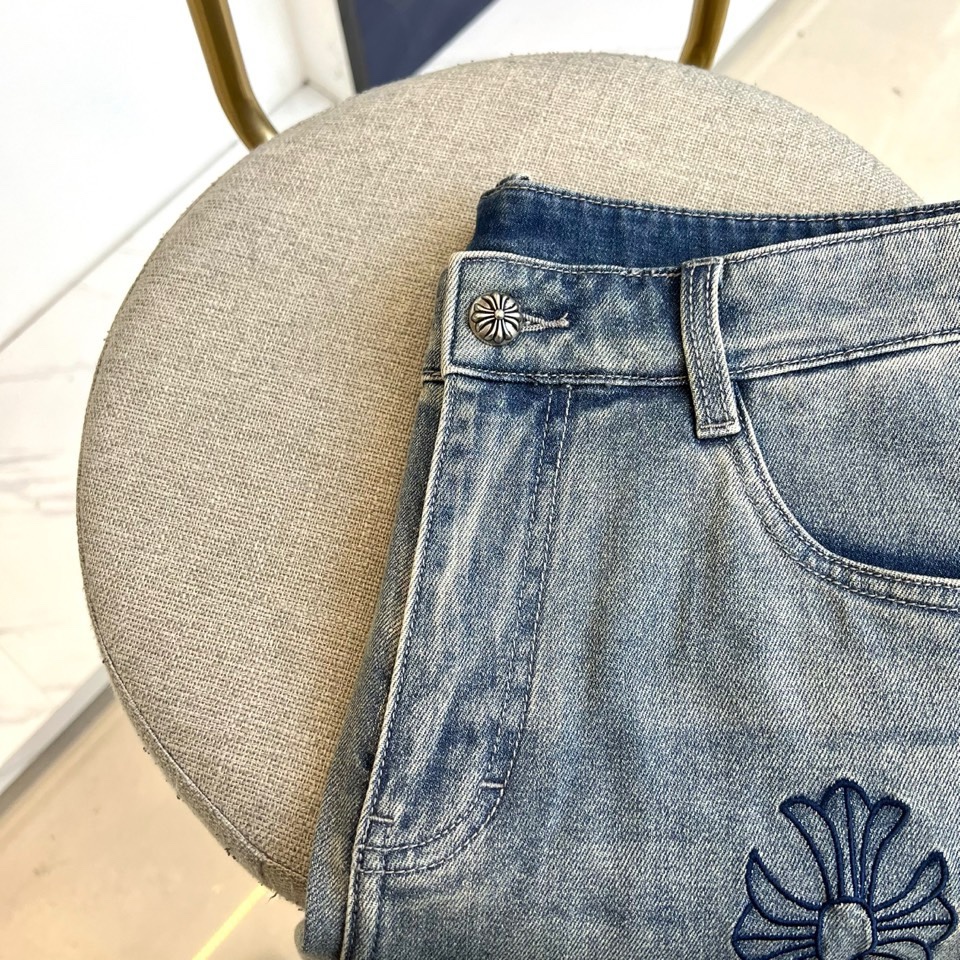 Chrome Herad克罗心、2026春夏新品重工牛仔裤，以渐变水洗工艺重塑复古丹宁质感，裤身错落点缀