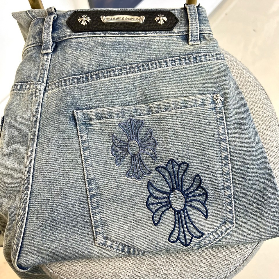 Chrome Herad克罗心、2026春夏新品重工牛仔裤，以渐变水洗工艺重塑复古丹宁质感，裤身错落点缀