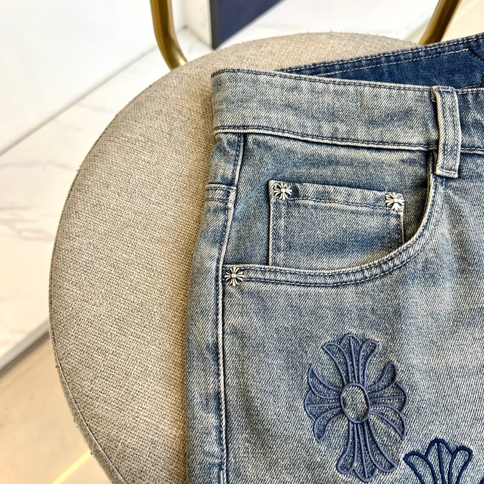 Chrome Herad克罗心、2026春夏新品重工牛仔裤，以渐变水洗工艺重塑复古丹宁质感，裤身错落点缀