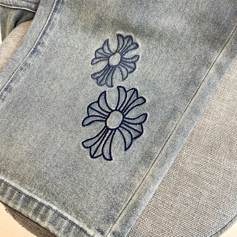 Chrome Herad克罗心、2026春夏新品重工牛仔裤，以渐变水洗工艺重塑复古丹宁质感，裤身错落点缀