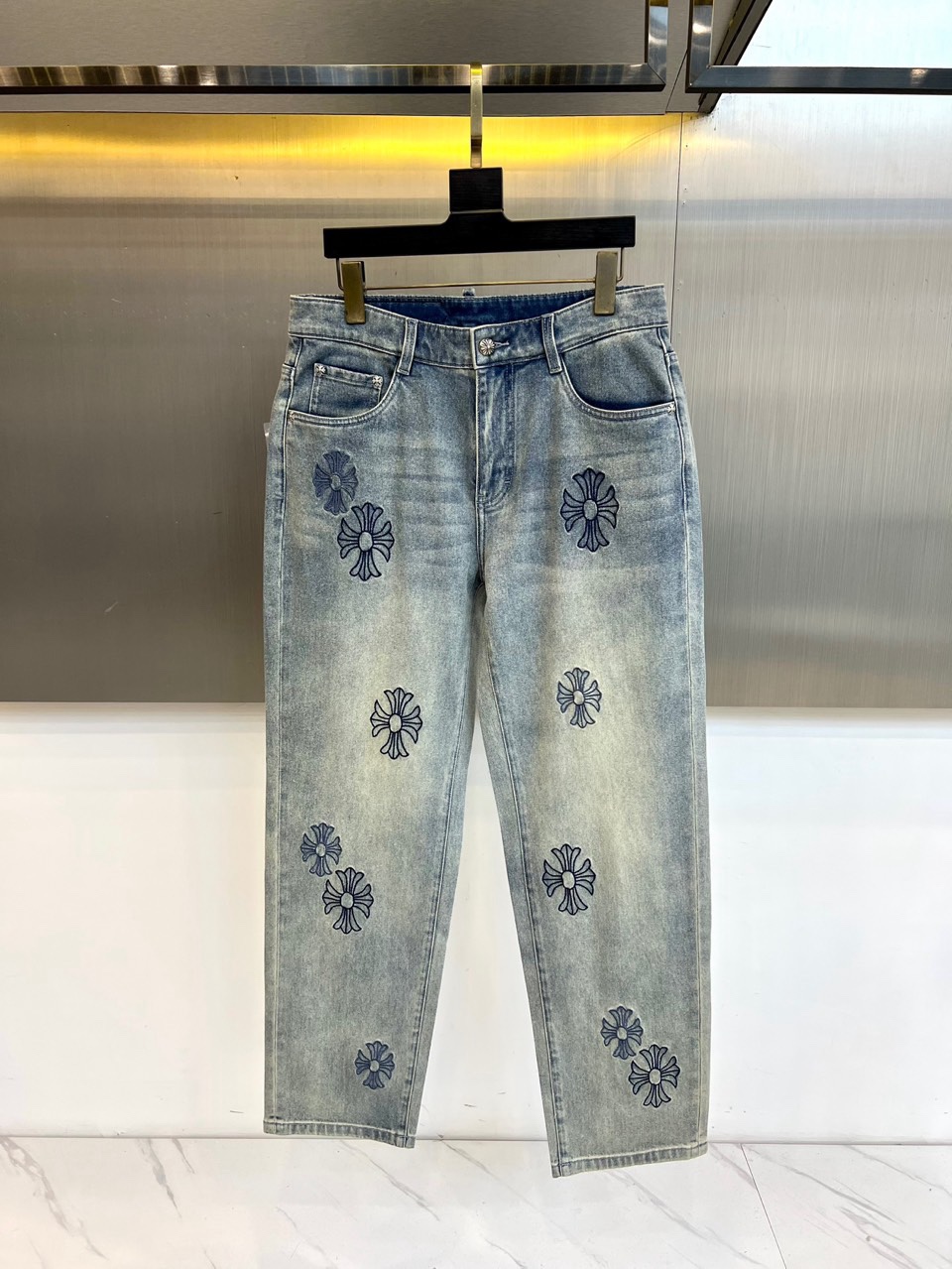 Chrome Herad克罗心、2026春夏新品重工牛仔裤，以渐变水洗工艺重塑复古丹宁质感，裤身错落点缀