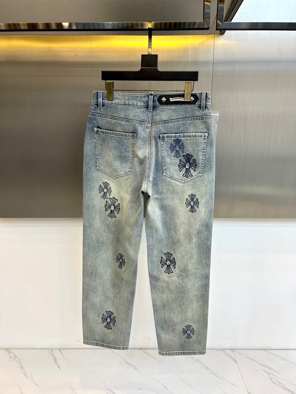 Chrome Herad克罗心、2026春夏新品重工牛仔裤，以渐变水洗工艺重塑复古丹宁质感，裤身错落点缀