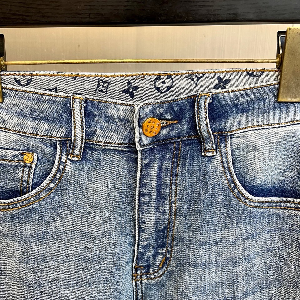 1v威登、2026春夏男士牛仔裤，以解构手法重塑品牌标志美学。款式采用经典五袋设计，修身剪裁精准勾勒利落