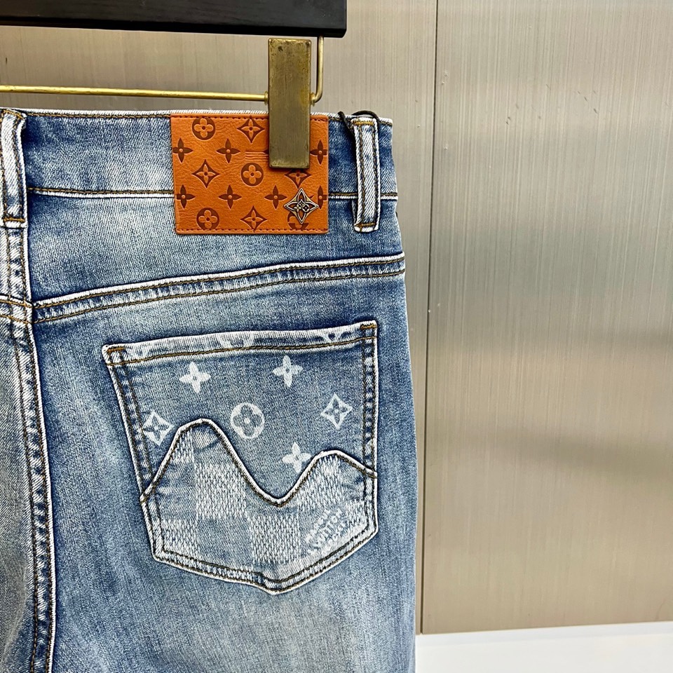 1v威登、2026春夏男士牛仔裤，以解构手法重塑品牌标志美学。款式采用经典五袋设计，修身剪裁精准勾勒利落