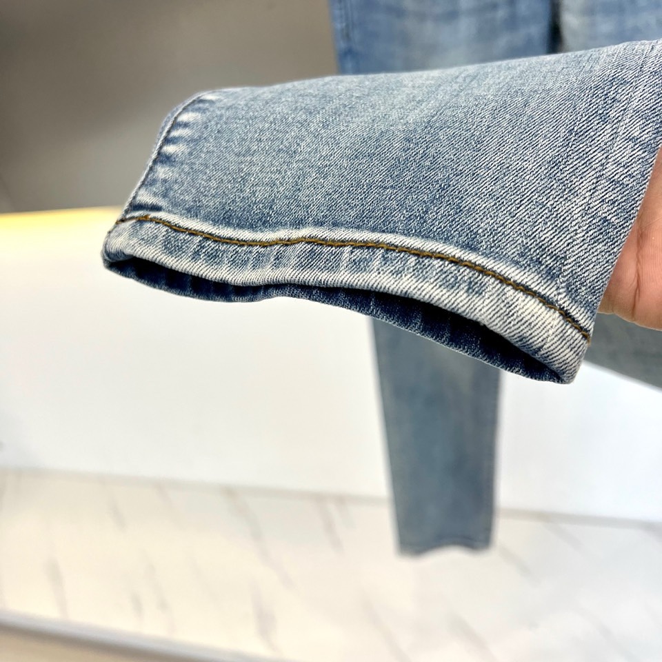 1v威登、2026春夏男士牛仔裤，以解构手法重塑品牌标志美学。款式采用经典五袋设计，修身剪裁精准勾勒利落