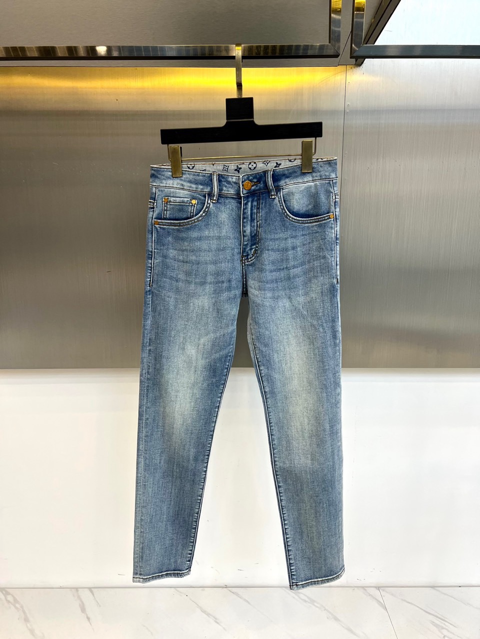 1v威登、2026春夏男士牛仔裤，以解构手法重塑品牌标志美学。款式采用经典五袋设计，修身剪裁精准勾勒利落