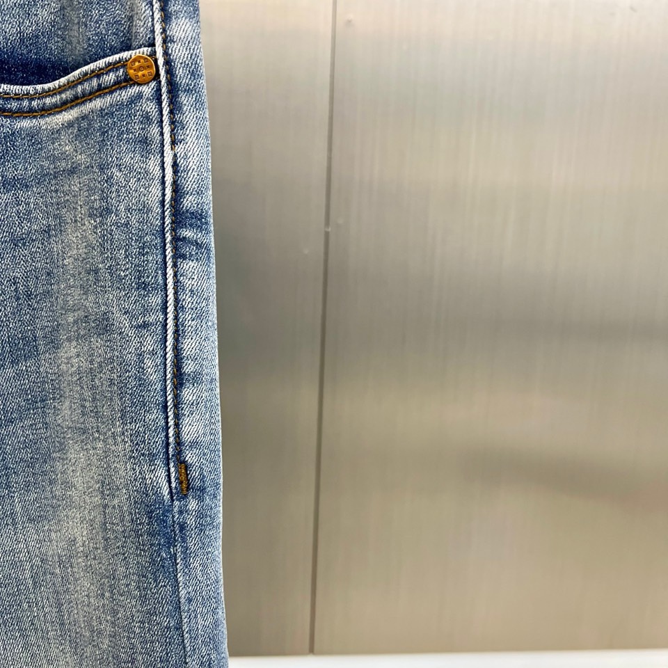 1v威登、2026春夏男士牛仔裤，以解构手法重塑品牌标志美学。款式采用经典五袋设计，修身剪裁精准勾勒利落