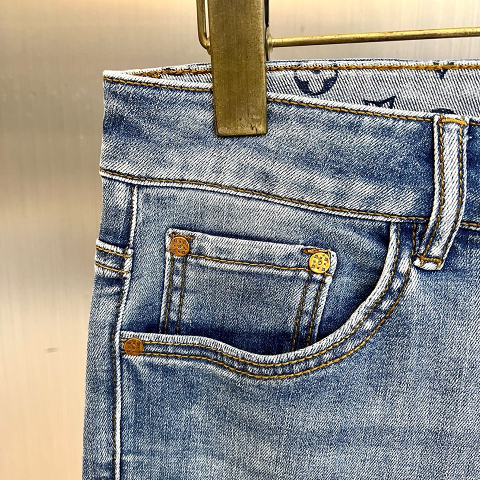 1v威登、2026春夏男士牛仔裤，以解构手法重塑品牌标志美学。款式采用经典五袋设计，修身剪裁精准勾勒利落
