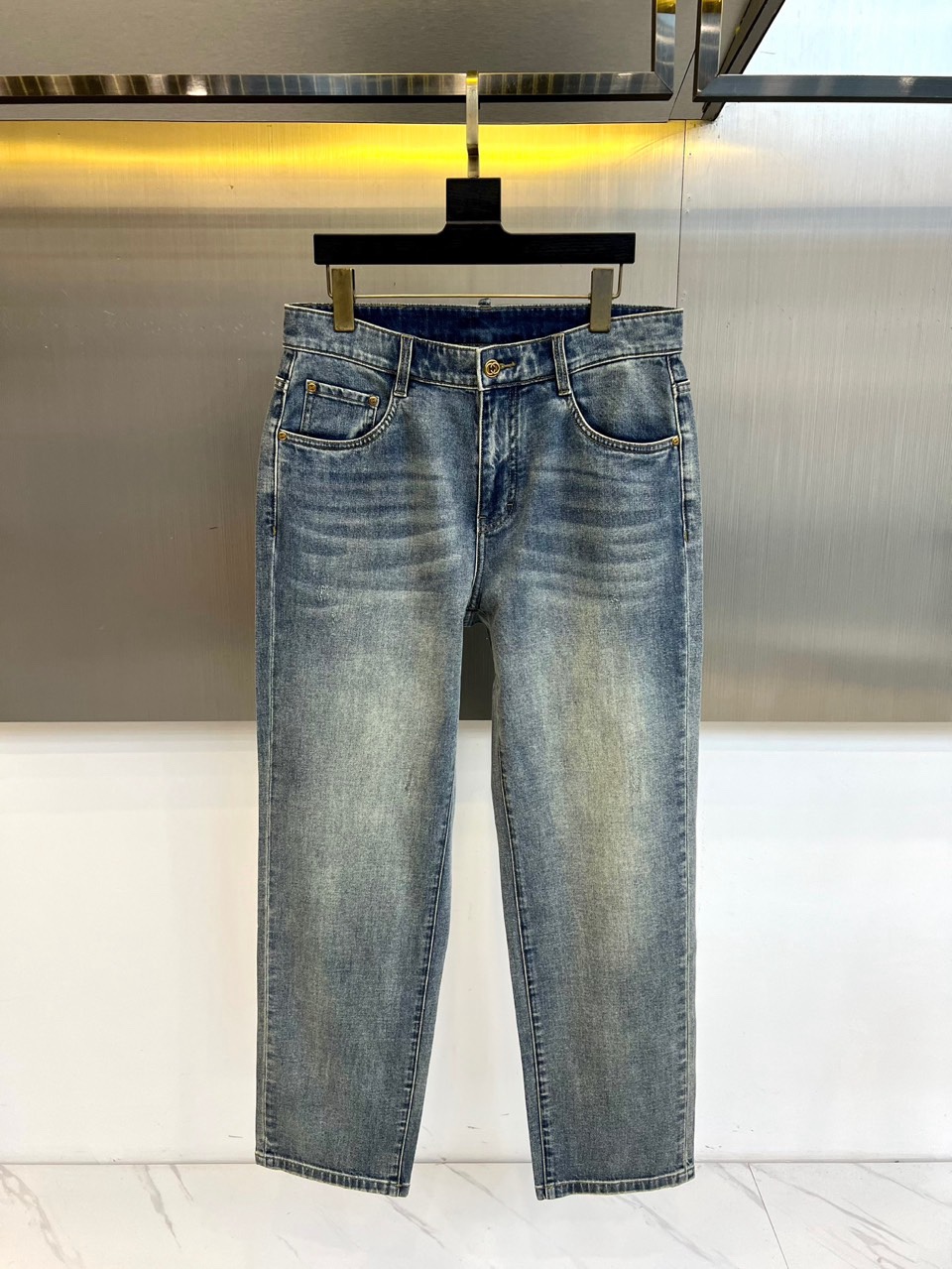 Gucc古驰、2026春夏新款牛仔裤，以标志性不对称后袋设计诠释当代时尚美学。左侧为简约方形口袋，右侧则