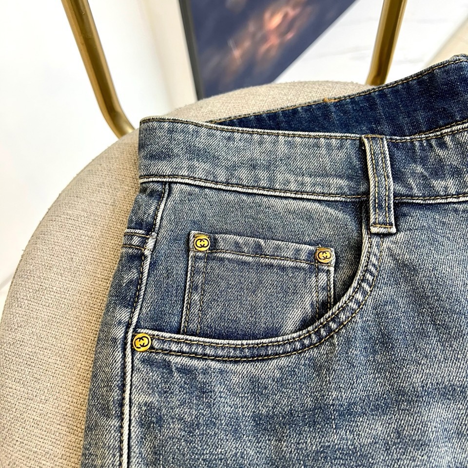 Gucc古驰、2026春夏新款牛仔裤，以标志性不对称后袋设计诠释当代时尚美学。左侧为简约方形口袋，右侧则