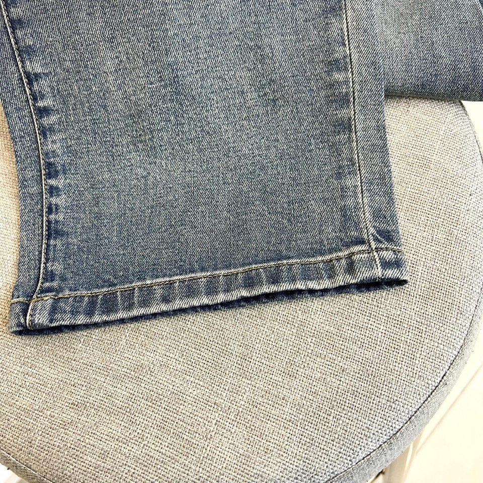 Gucc古驰、2026春夏新款牛仔裤，以标志性不对称后袋设计诠释当代时尚美学。左侧为简约方形口袋，右侧则