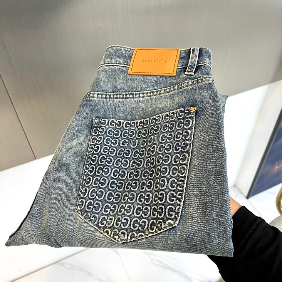 Gucc古驰、2026春夏新款牛仔裤，以标志性不对称后袋设计诠释当代时尚美学。左侧为简约方形口袋，右侧则