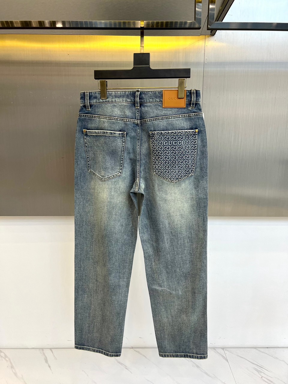 Gucc古驰、2026春夏新款牛仔裤，以标志性不对称后袋设计诠释当代时尚美学。左侧为简约方形口袋，右侧则