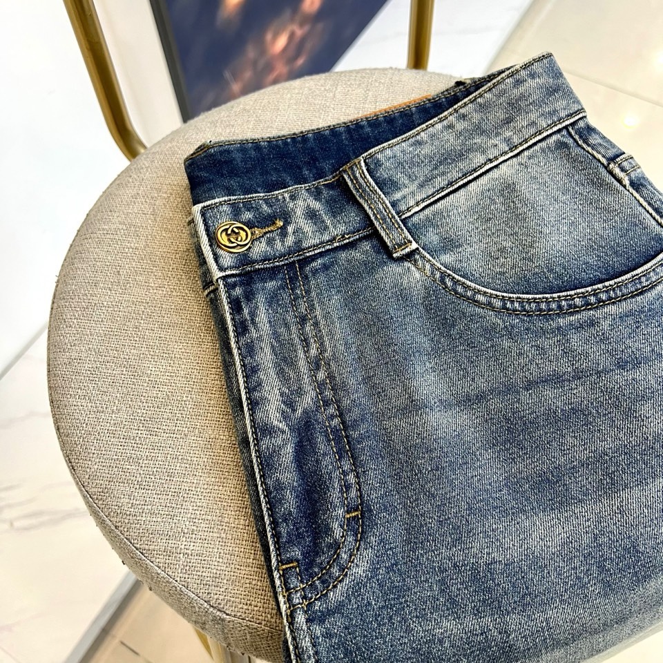 Gucc古驰、2026春夏新款牛仔裤，以标志性不对称后袋设计诠释当代时尚美学。左侧为简约方形口袋，右侧则