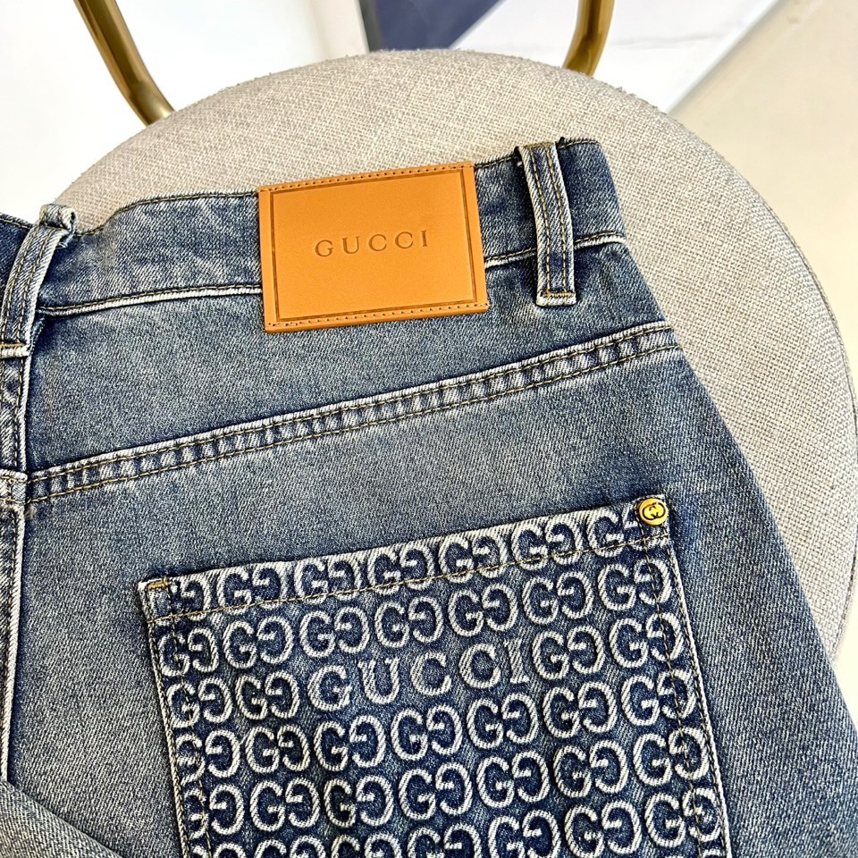 Gucc古驰、2026春夏新款牛仔裤，以标志性不对称后袋设计诠释当代时尚美学。左侧为简约方形口袋，右侧则