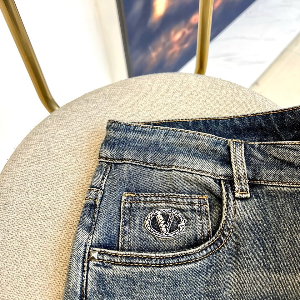TV华伦天奴、2026春夏新品牛仔裤，以标志性的后袋徽章刺绣彰显奢华街头风格。圆形徽标内精绣品牌“V”字