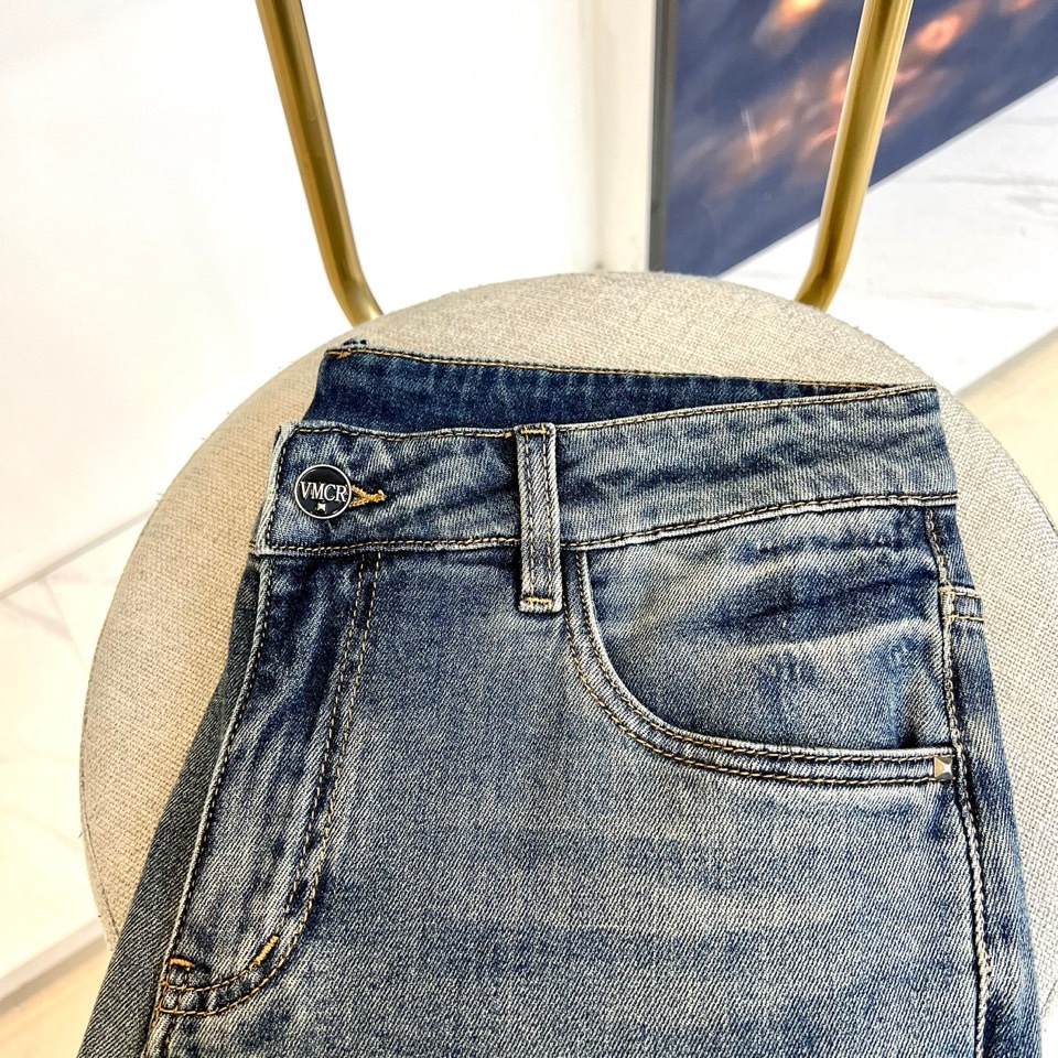 TV华伦天奴、2026春夏新品牛仔裤，以标志性的后袋徽章刺绣彰显奢华街头风格。圆形徽标内精绣品牌“V”字