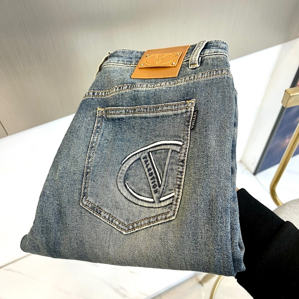 TV华伦天奴、2026春夏新品牛仔裤，以标志性的后袋徽章刺绣彰显奢华街头风格。圆形徽标内精绣品牌“V”字