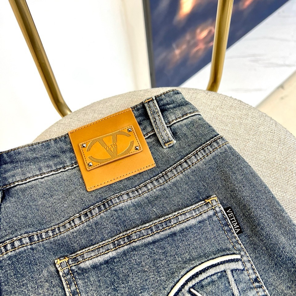 TV华伦天奴、2026春夏新品牛仔裤，以标志性的后袋徽章刺绣彰显奢华街头风格。圆形徽标内精绣品牌“V”字
