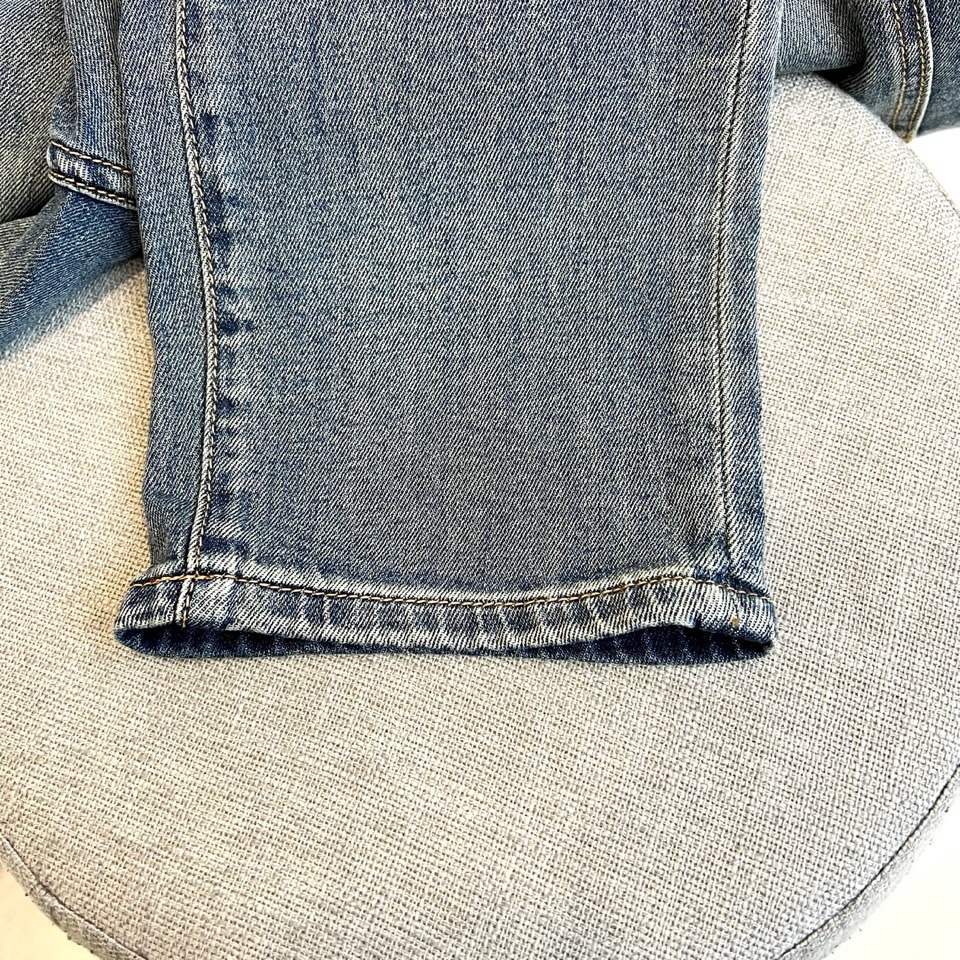 TV华伦天奴、2026春夏新品牛仔裤，以标志性的后袋徽章刺绣彰显奢华街头风格。圆形徽标内精绣品牌“V”字