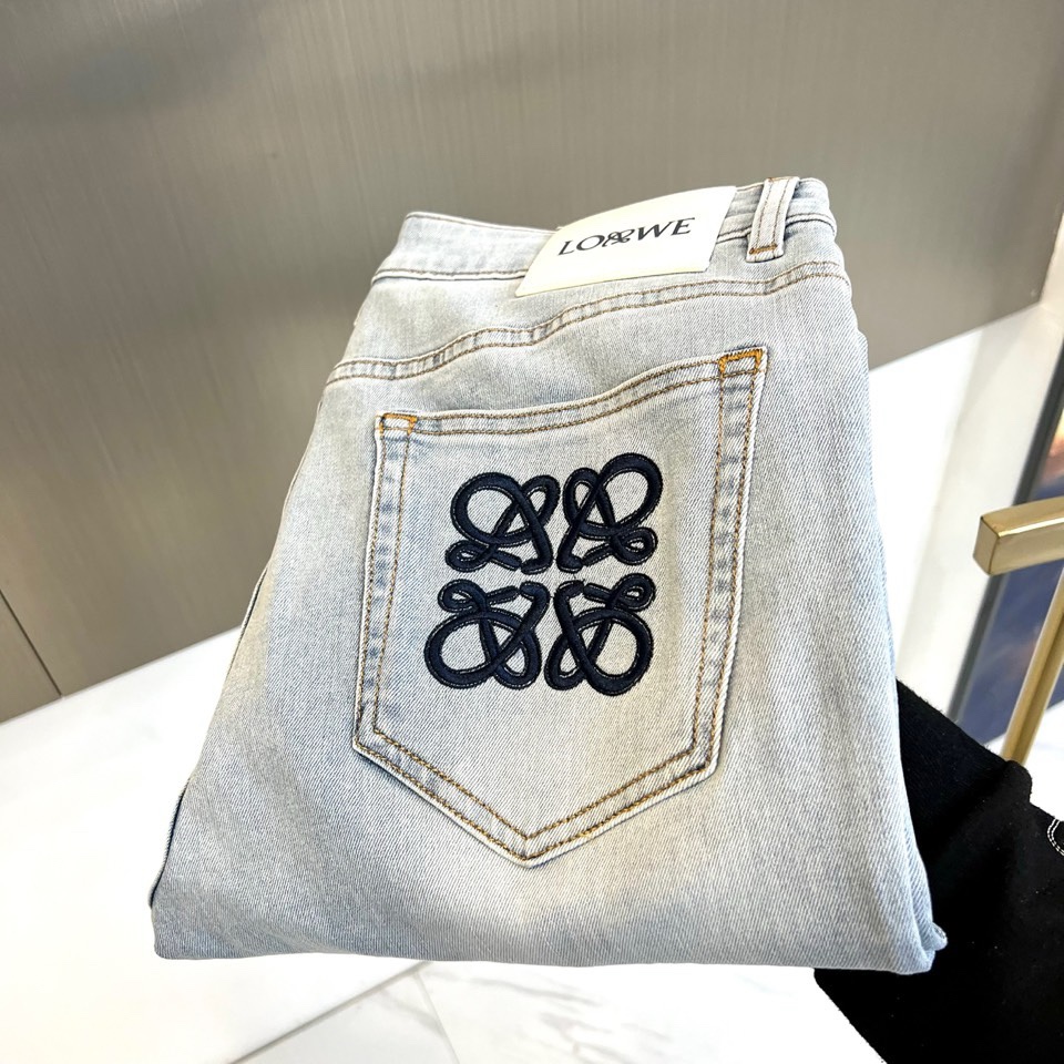 Lowe罗意威、2026春夏新品牛仔裤，以经典五袋式廓形与匠心细节诠释简约奢华。其灵魂设计聚焦于后袋：标