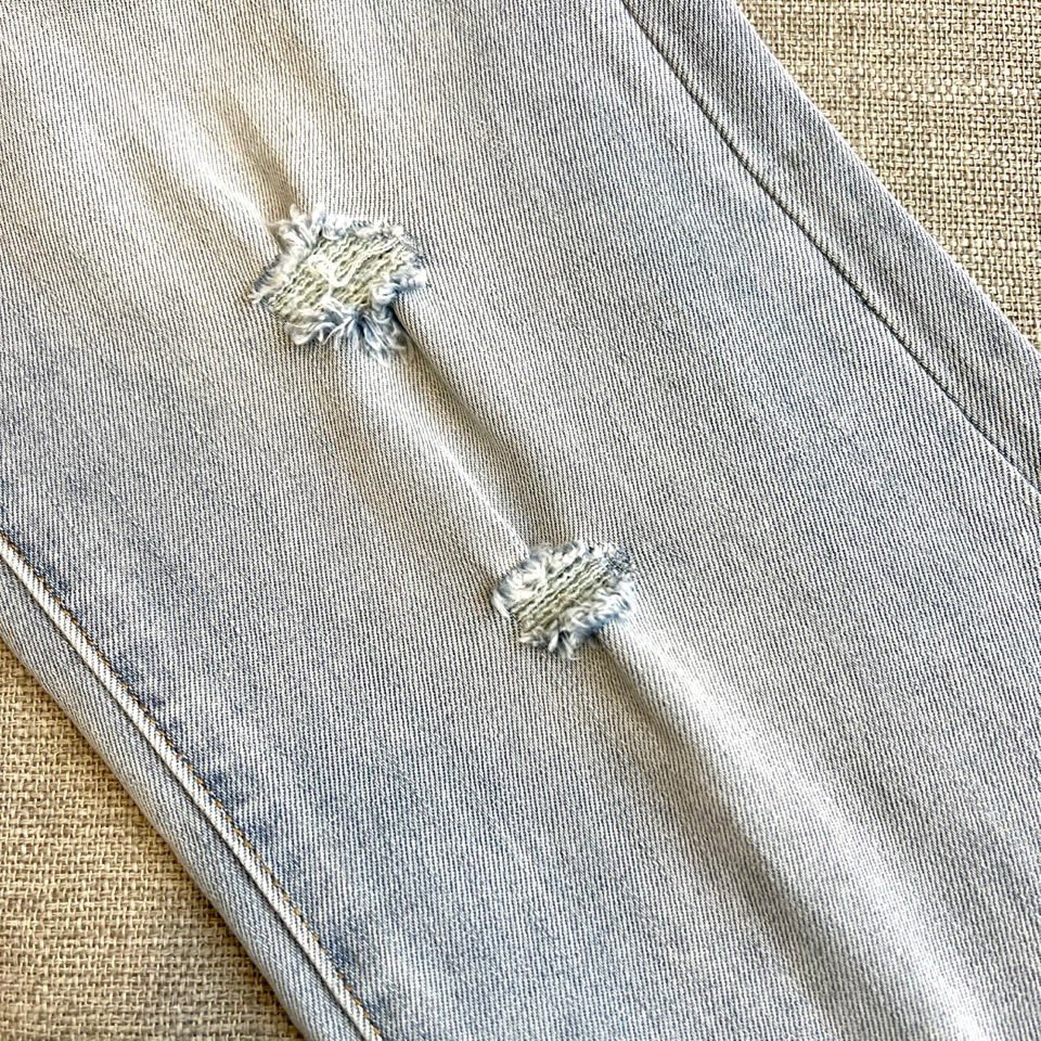 Lowe罗意威、2026春夏新品牛仔裤，以经典五袋式廓形与匠心细节诠释简约奢华。其灵魂设计聚焦于后袋：标