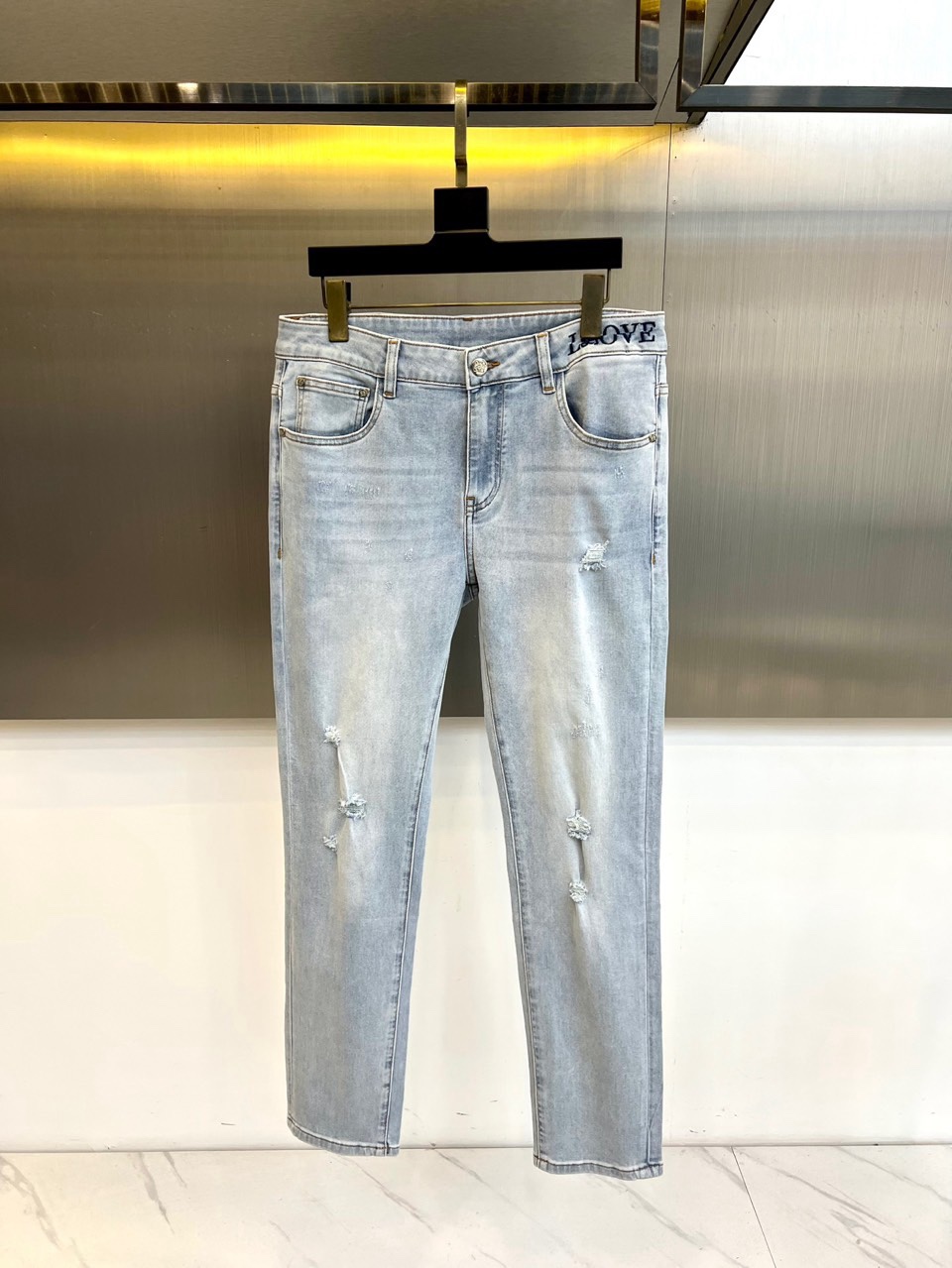 Lowe罗意威、2026春夏新品牛仔裤，以经典五袋式廓形与匠心细节诠释简约奢华。其灵魂设计聚焦于后袋：标