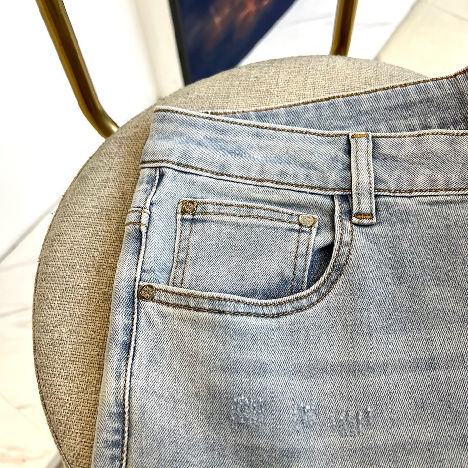 Lowe罗意威、2026春夏新品牛仔裤，以经典五袋式廓形与匠心细节诠释简约奢华。其灵魂设计聚焦于后袋：标