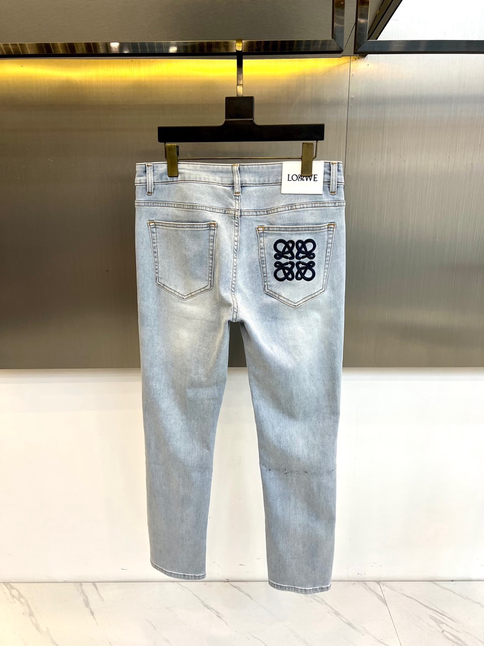 Lowe罗意威、2026春夏新品牛仔裤，以经典五袋式廓形与匠心细节诠释简约奢华。其灵魂设计聚焦于后袋：标