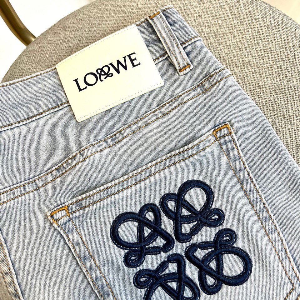Lowe罗意威、2026春夏新品牛仔裤，以经典五袋式廓形与匠心细节诠释简约奢华。其灵魂设计聚焦于后袋：标