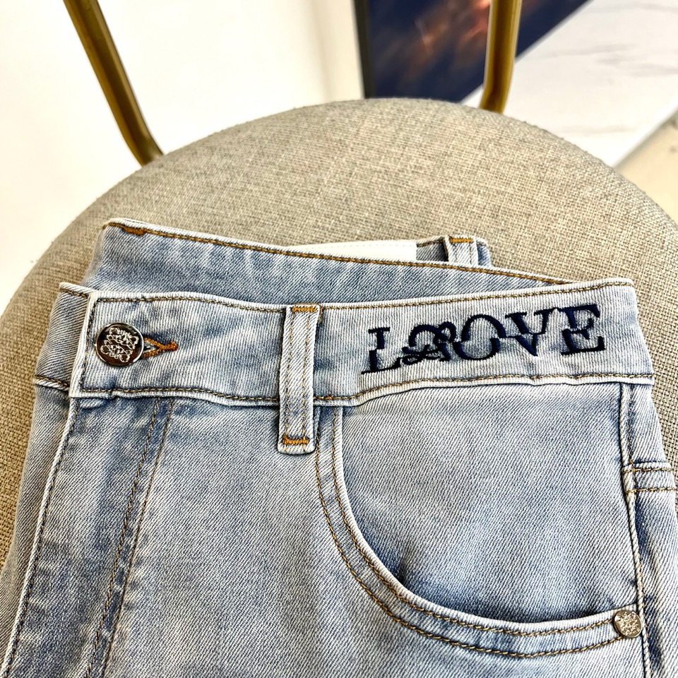Lowe罗意威、2026春夏新品牛仔裤，以经典五袋式廓形与匠心细节诠释简约奢华。其灵魂设计聚焦于后袋：标
