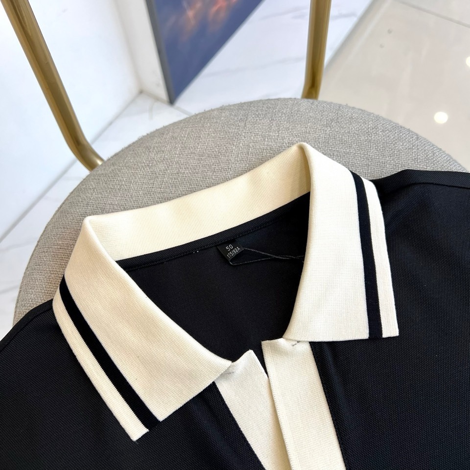 Prad普拉达、2026春夏新品短袖翻领Polo衫，以48%棉+39%聚酯纤维+5%亚麻+5%氨纶+3%