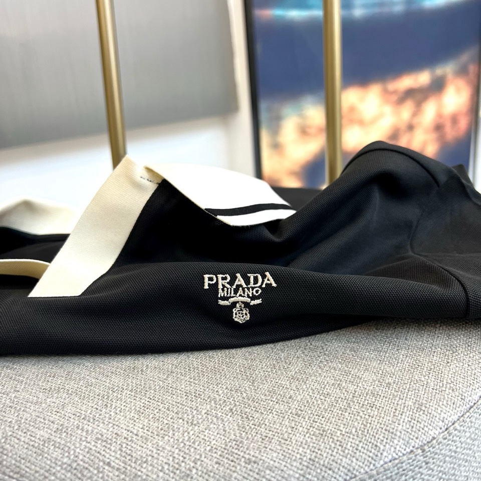 Prad普拉达、2026春夏新品短袖翻领Polo衫，以48%棉+39%聚酯纤维+5%亚麻+5%氨纶+3%